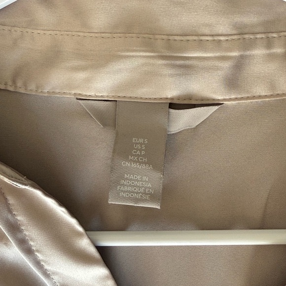 Satin Button-Up Blouse H&M - Picture 3 of 5